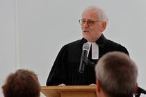 8.7.2015 Eröffnung Kapelle Dorotheenstädtischer Friedhof I, Festgottesdienst: Pfarrer Jürgen Quandt, Geschäftsführer des Ev. Friedhofsverbandes Berlin Stadtmitte (Foto © Juliane Bluhm)