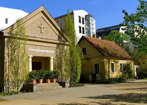 Dorotheenstädtischer Friedhof I: Kapelle und Totengräberhäuschen vor der Umgestaltung (Foto © Nedelykov Moreira Architekten)
