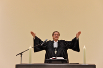 8.7.2015 Eröffnung Kapelle Dorotheenstädtischer Friedhof I, Festgottesdienst: Entlassungssegen von Bischof Dr. Markus Dröge (Foto © Juliane Bluhm)