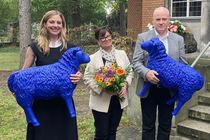 Projekt "Blaue Friedensherde" am 20.8.2022 auf dem Alten Luisenstädtischen Friedhof | Von links: Vorstandsvorsitzende EvFBS Pfarrerin Corinna Zisselsberger, Künstlerin Bertamaria Reetz, Staatssekretär für Europapolitik Gerry Woop (© SenKultEu)