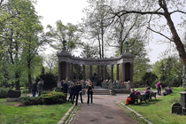 Eröffnung 9.4.2024: Historische Grabanlagen auf den Friedhöfen an der Bergmannstraße werden zu Freiluftkapelle und Trauer-Abschiedsraum (© EvFBS)