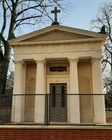 Pressefoto: Mausoleum Kunzemann (2024) auf dem Alten Luisenstädtischen Friedhof, Berlin (© EvFBS, Foto: Yvonne Zimmerer)