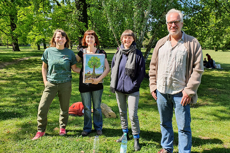 Workshop am 8.5.2022 für Familien und Kinder zum Klimawandel (von links: Ann-Morla Meyer, Ruth Vicente Garcia, Han Van Acoleyen und Sven Hänichen)