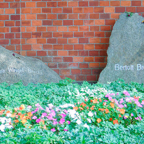 Grab von Bertold Brecht und Helene Weigel auf dem Friedhof Dorotheenstadt I (© User:Kiko2000, Grab-Brecht-Weigel, CC BY-SA 3.0)