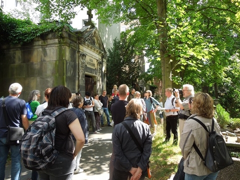 Naturkundliche Führung auf dem Alten Luisenstädtischen Friedhof (Foto © Yvonne Zimmerer)