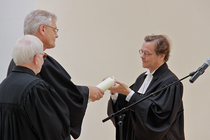 8.7.2015 Eröffnung Kapelle Dorotheenstädtischer Friedhof I, Festgottesdienst: Bischof Dr. Markus Dröge entzündet die Altarkerzen (Foto © Juliane Bluhm)