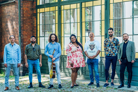 Die Goldvögel II, von links: Tal Balshai, Rolando Guy, Guy Woodcock, Sarai Cole, Mads Elung-Jensen, Daniel Wendler, Matt Long (Foto © Promo)