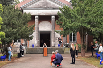 Projekt "Blaue Friedensherde" am 20.8.2022 auf dem Alten Luisenstädtischen Friedhof (© evfbs.de)