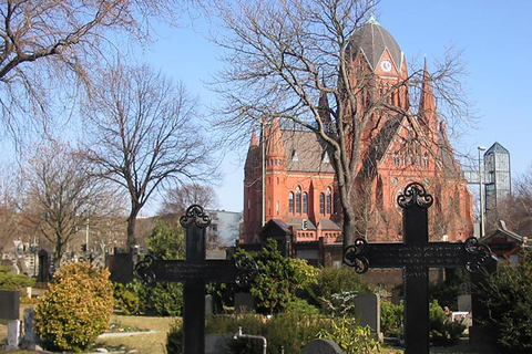 Kirchhof mit der Heilig-Kreuz-Kirche an der Zossener Straße © Lienhard Schulz, Lizenz: https://creativecommons.org/licenses/by/2.5/deed.de
