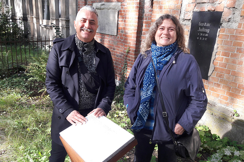 Andreas Hungerbühler mit Katrin Manke (regionenübergreifende Aufgaben des EvFBS) auf dem Friedhof Georgen-Parochial I (© evfbs.de)