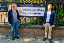 Jörg Machel und Tillmann Wagner vor dem Dorotheenstädtischen Friedhof I (© EvFBS)