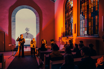 Konzertreihe "Echtzeitmusik", Mai bis September 2025: Friedhof St. Elisabeth, 16.5.2025 (© Mike Raptis/EvFBS) Konzertreihe "Echtzeitmusik", Mai bis September 2025: Friedhof St. Elisabeth, 16.5.2025 (© Mike Raptis/EvFBS)
