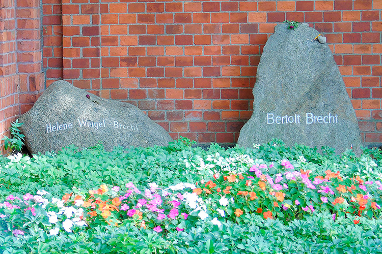 Grab von Bertold Brecht und Helene Weigel auf dem Friedhof Dorotheenstadt I (© User:Kiko2000, Grab-Brecht-Weigel, CC BY-SA 3.0)