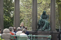 Eröffnung 9.4.2024: Historische Grabanlagen auf den Friedhöfen an der Bergmannstraße werden zu Freiluftkapelle und Trauer-Abschiedsraum (© EvFBS)