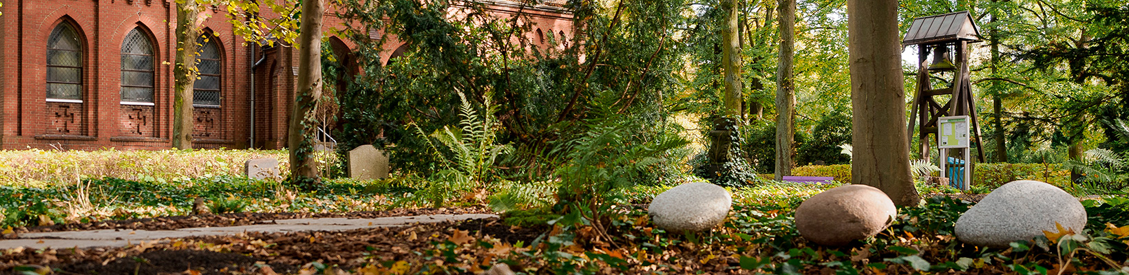 Friedhof Frieden-Himmelfahrt, Himmelswaldgarten: Findlinge im Herbst (© Mike Raptis/EvFBS)